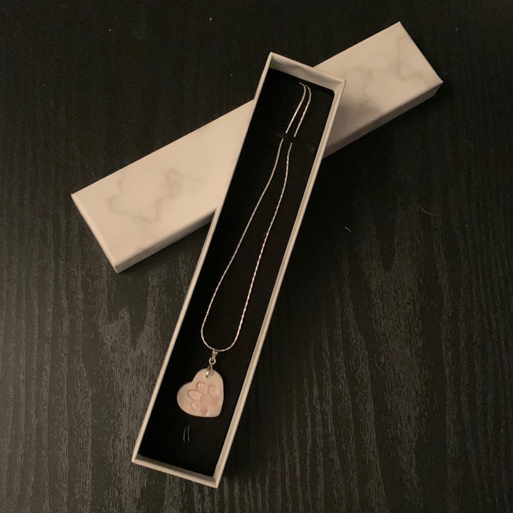 Paw Print 🐾 Heart Necklace, new never worn